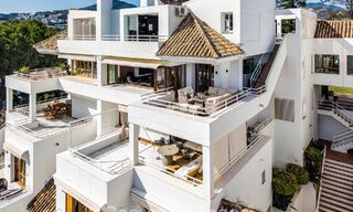 Eerstelijnsgolf penthouse met prachtig golf- en zeezicht te koop in een beveiligde gemeenschap van Nueva Andalucia, Marbella 779113 