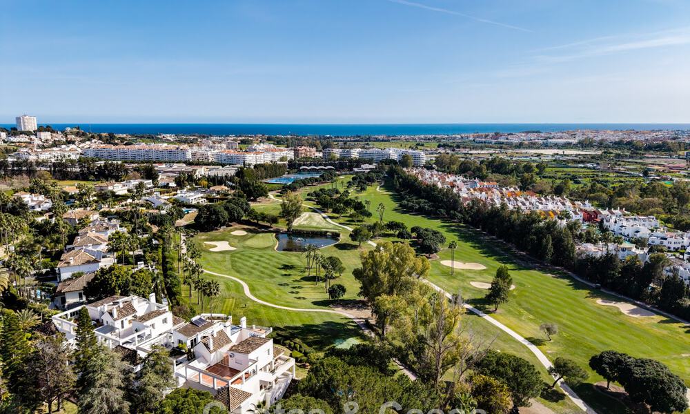Eerstelijnsgolf penthouse met prachtig golf- en zeezicht te koop in een beveiligde gemeenschap van Nueva Andalucia, Marbella 779114