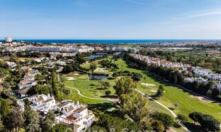 Eerstelijnsgolf penthouse met prachtig golf- en zeezicht te koop in een beveiligde gemeenschap van Nueva Andalucia, Marbella 779114 
