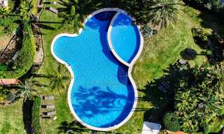 Eerstelijnsgolf penthouse met prachtig golf- en zeezicht te koop in een beveiligde gemeenschap van Nueva Andalucia, Marbella 779115 