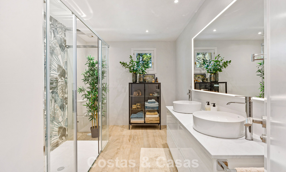 Eerstelijnsgolf penthouse met prachtig golf- en zeezicht te koop in een beveiligde gemeenschap van Nueva Andalucia, Marbella 779116