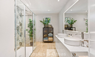 Eerstelijnsgolf penthouse met prachtig golf- en zeezicht te koop in een beveiligde gemeenschap van Nueva Andalucia, Marbella 779116 