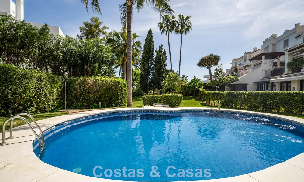Prachtig gerenoveerd herenhuis in een tijdloze Andalusische stijl met zeezicht te koop gelegen op de Golden Mile van Marbella 778956