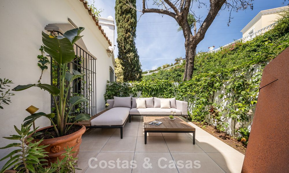 Prachtig gerenoveerd herenhuis in een tijdloze Andalusische stijl met zeezicht te koop gelegen op de Golden Mile van Marbella 778957