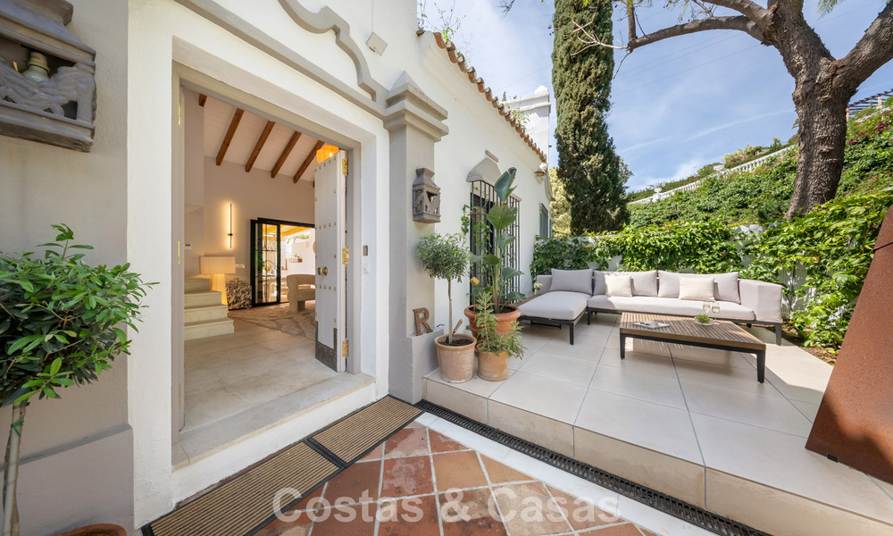 Prachtig gerenoveerd herenhuis in een tijdloze Andalusische stijl met zeezicht te koop gelegen op de Golden Mile van Marbella 778958
