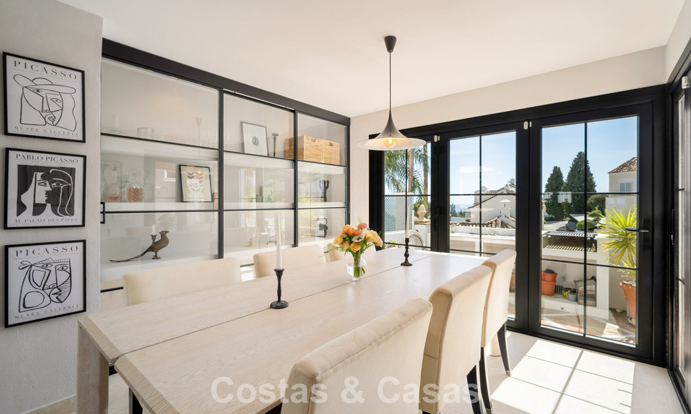 Prachtig gerenoveerd herenhuis in een tijdloze Andalusische stijl met zeezicht te koop gelegen op de Golden Mile van Marbella 778964