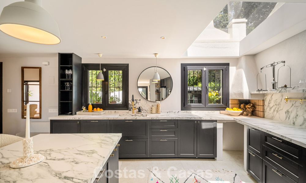 Prachtig gerenoveerd herenhuis in een tijdloze Andalusische stijl met zeezicht te koop gelegen op de Golden Mile van Marbella 778971