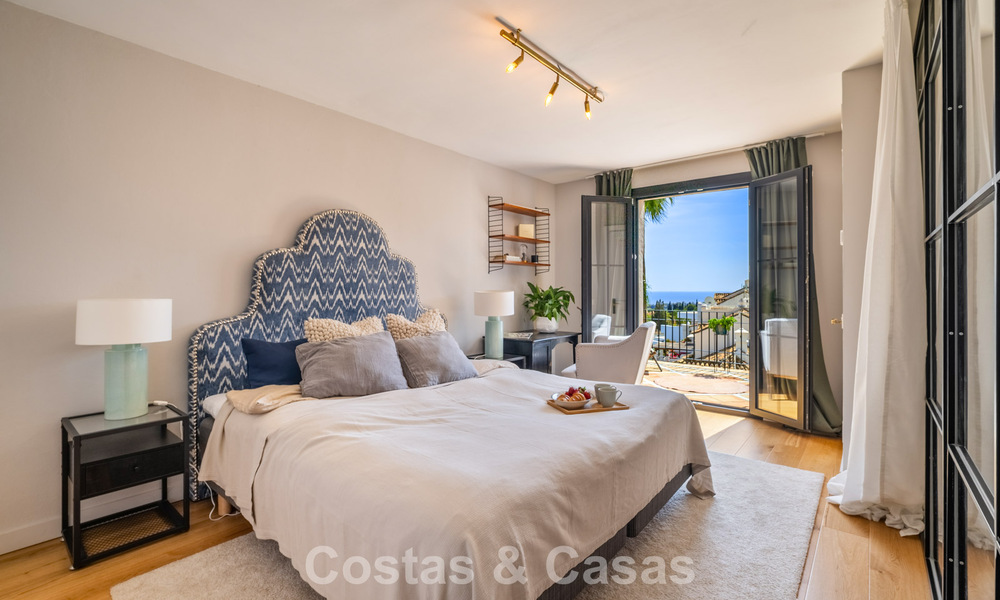 Prachtig gerenoveerd herenhuis in een tijdloze Andalusische stijl met zeezicht te koop gelegen op de Golden Mile van Marbella 778973