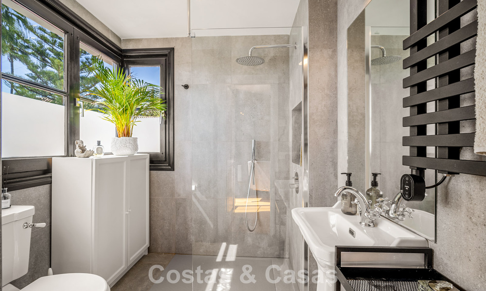 Prachtig gerenoveerd herenhuis in een tijdloze Andalusische stijl met zeezicht te koop gelegen op de Golden Mile van Marbella 778977