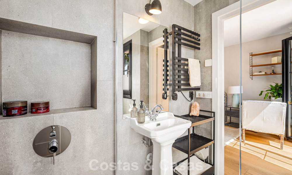 Prachtig gerenoveerd herenhuis in een tijdloze Andalusische stijl met zeezicht te koop gelegen op de Golden Mile van Marbella 778978