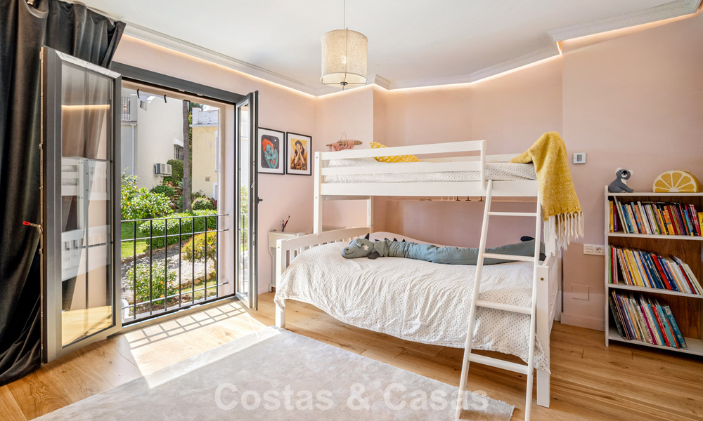 Prachtig gerenoveerd herenhuis in een tijdloze Andalusische stijl met zeezicht te koop gelegen op de Golden Mile van Marbella 778983