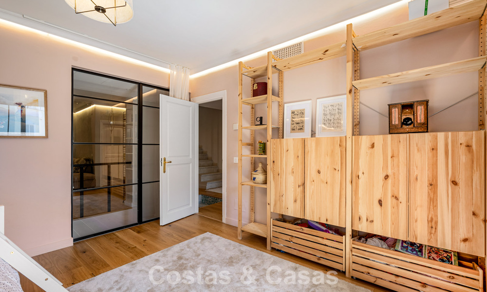 Prachtig gerenoveerd herenhuis in een tijdloze Andalusische stijl met zeezicht te koop gelegen op de Golden Mile van Marbella 778984