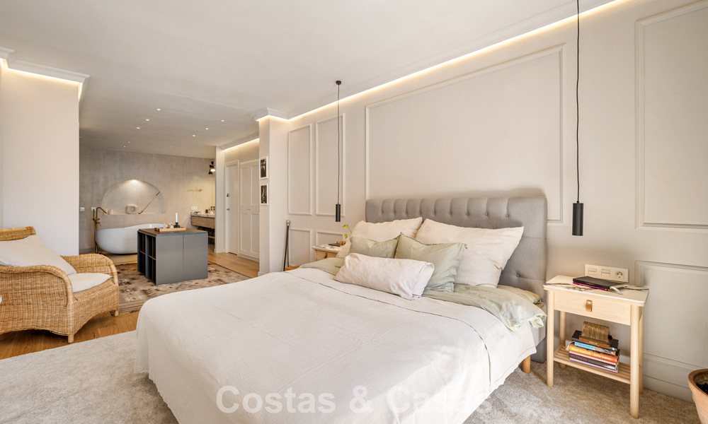 Prachtig gerenoveerd herenhuis in een tijdloze Andalusische stijl met zeezicht te koop gelegen op de Golden Mile van Marbella 778987