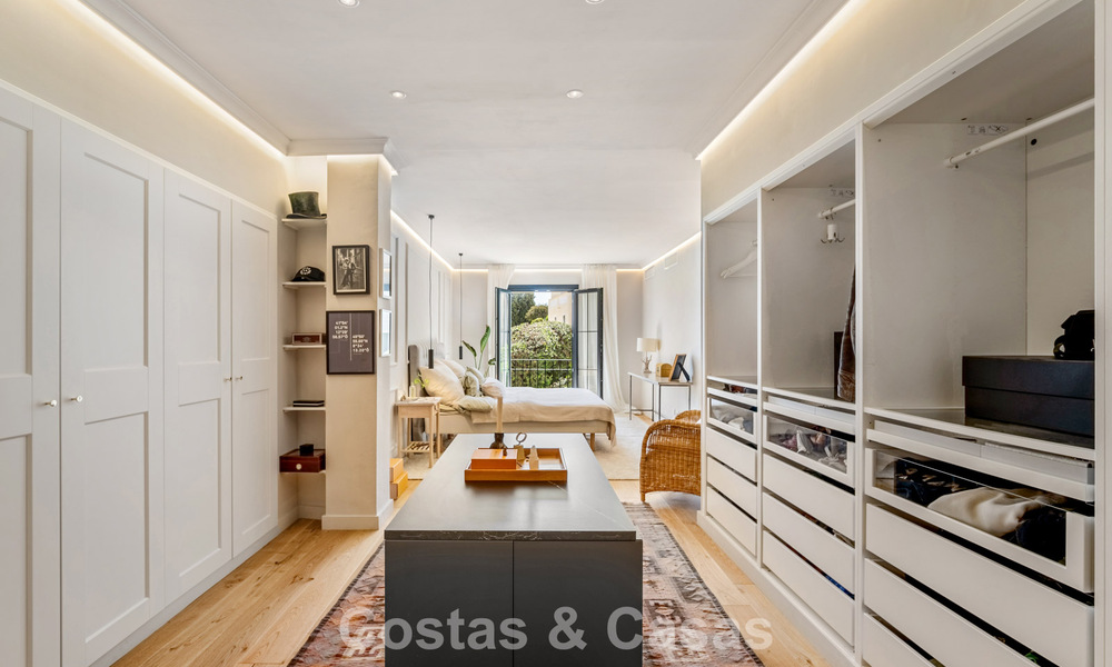 Prachtig gerenoveerd herenhuis in een tijdloze Andalusische stijl met zeezicht te koop gelegen op de Golden Mile van Marbella 778990