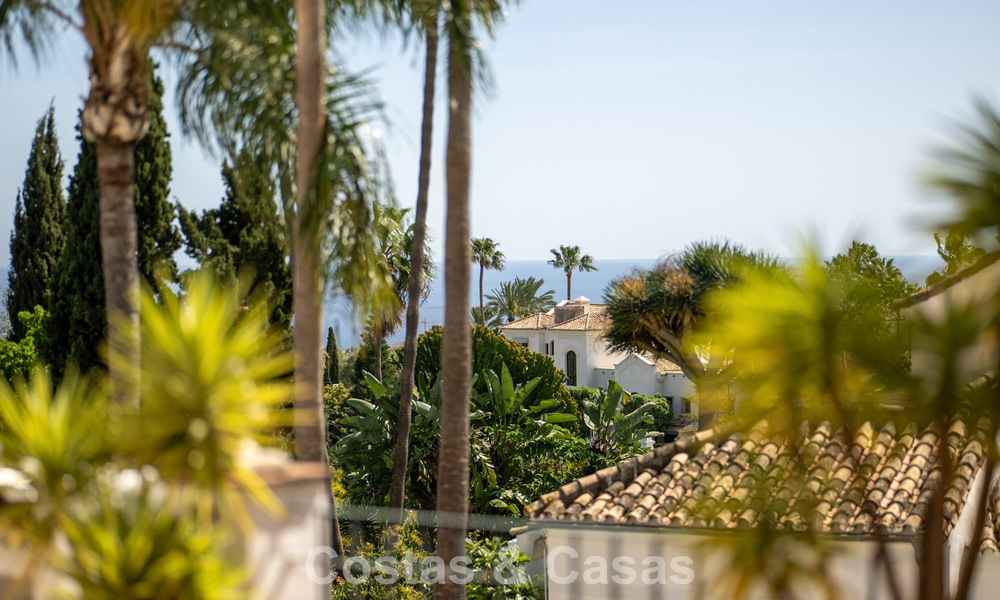 Prachtig gerenoveerd herenhuis in een tijdloze Andalusische stijl met zeezicht te koop gelegen op de Golden Mile van Marbella 778995