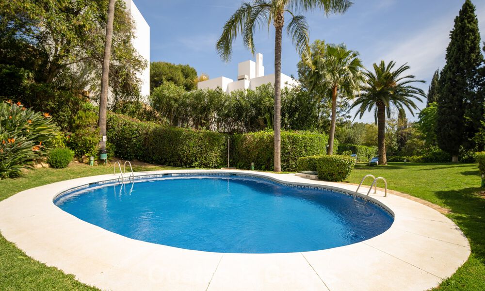 Prachtig gerenoveerd herenhuis in een tijdloze Andalusische stijl met zeezicht te koop gelegen op de Golden Mile van Marbella 778996