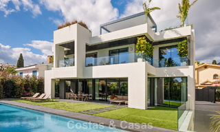 Instapklare, geavanceerde luxevilla te koop op een steenworp van het strand op Marbella’s begeerde Golden Mile 779400 