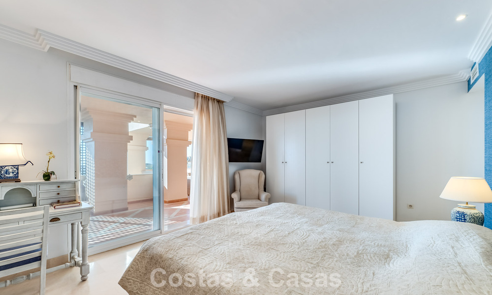Zonnig en ruim hoekappartement met panoramische vergezichten te koop in de heuvels van Nueva Andalucia, Marbella 779570