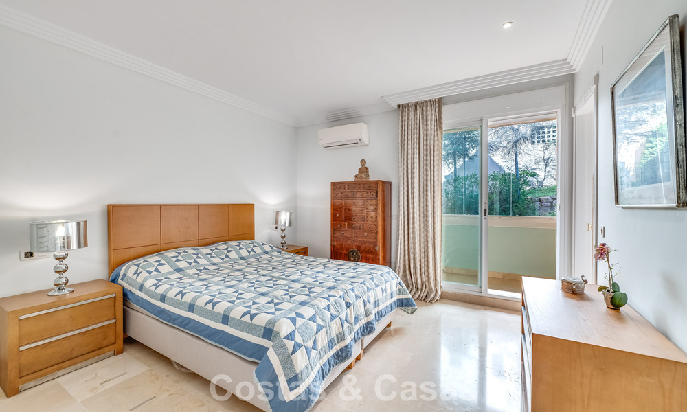 Zonnig en ruim hoekappartement met panoramische vergezichten te koop in de heuvels van Nueva Andalucia, Marbella 779573