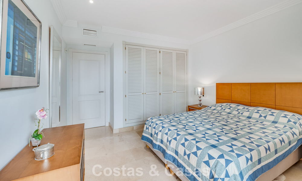 Zonnig en ruim hoekappartement met panoramische vergezichten te koop in de heuvels van Nueva Andalucia, Marbella 779575