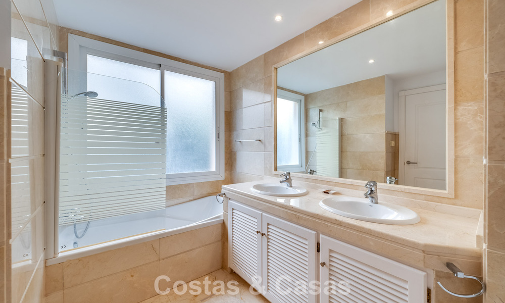 Zonnig en ruim hoekappartement met panoramische vergezichten te koop in de heuvels van Nueva Andalucia, Marbella 779576