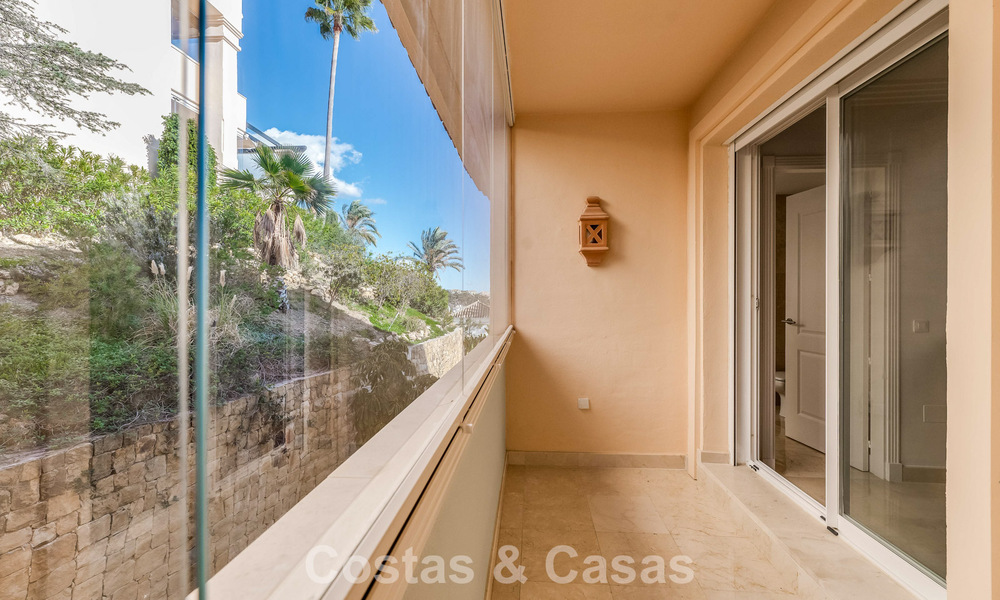 Zonnig en ruim hoekappartement met panoramische vergezichten te koop in de heuvels van Nueva Andalucia, Marbella 779577