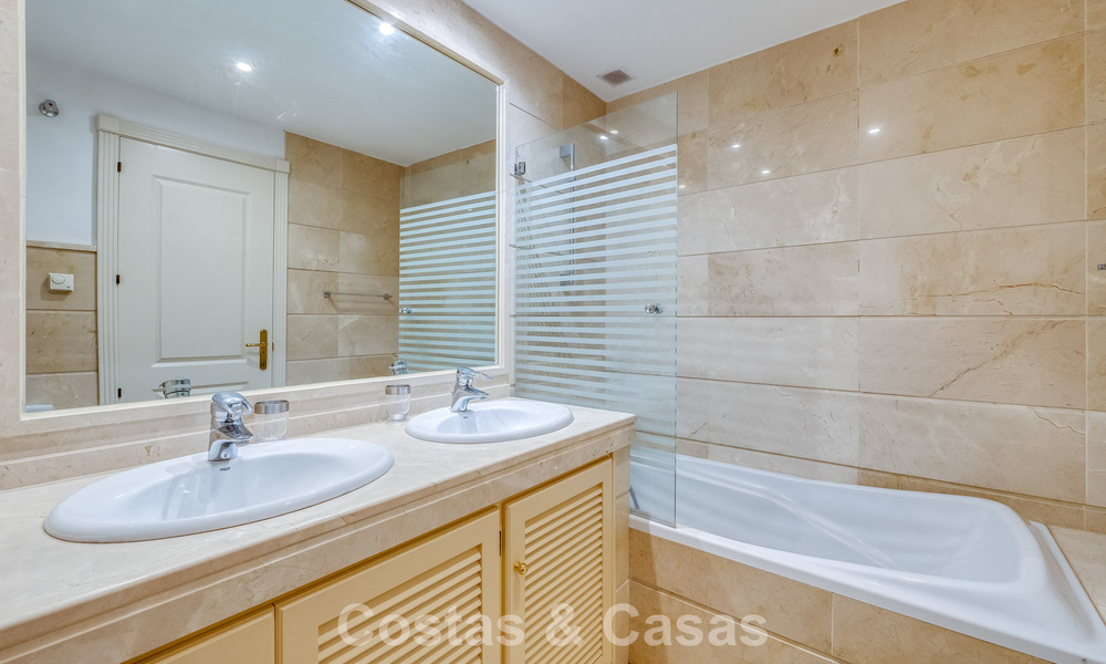 Zonnig en ruim hoekappartement met panoramische vergezichten te koop in de heuvels van Nueva Andalucia, Marbella 779580