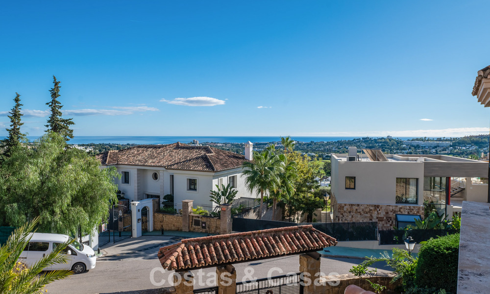 Zonnig en ruim hoekappartement met panoramische vergezichten te koop in de heuvels van Nueva Andalucia, Marbella 779581