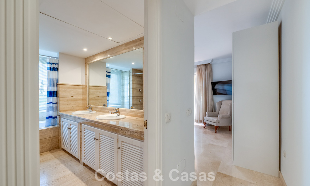 Zonnig en ruim hoekappartement met panoramische vergezichten te koop in de heuvels van Nueva Andalucia, Marbella 779583