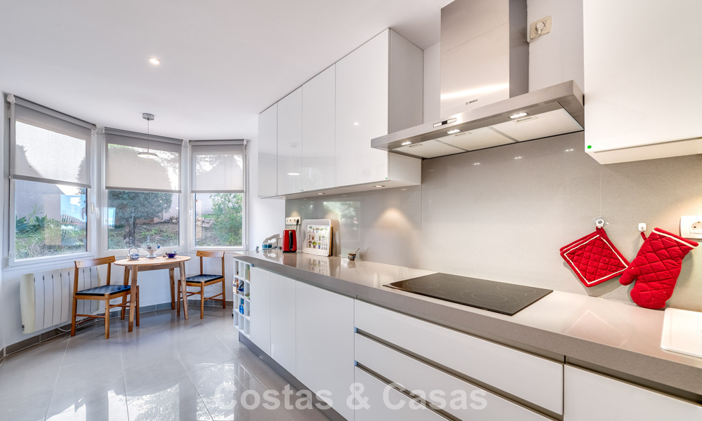 Zonnig en ruim hoekappartement met panoramische vergezichten te koop in de heuvels van Nueva Andalucia, Marbella 779588