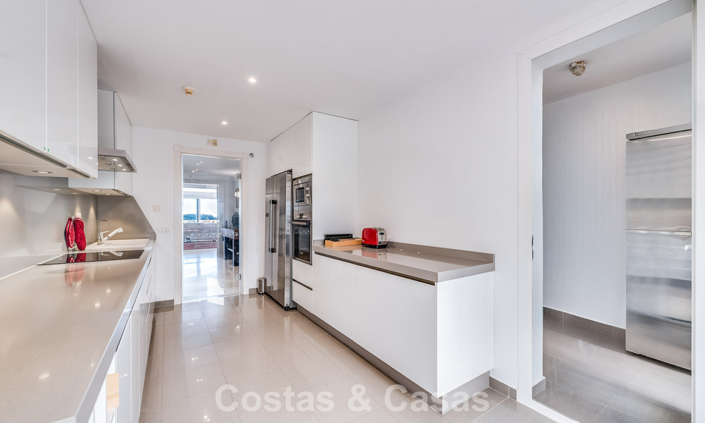 Zonnig en ruim hoekappartement met panoramische vergezichten te koop in de heuvels van Nueva Andalucia, Marbella 779590