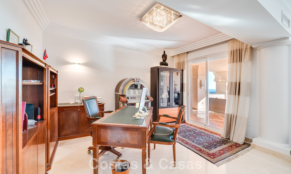 Zonnig en ruim hoekappartement met panoramische vergezichten te koop in de heuvels van Nueva Andalucia, Marbella 779594
