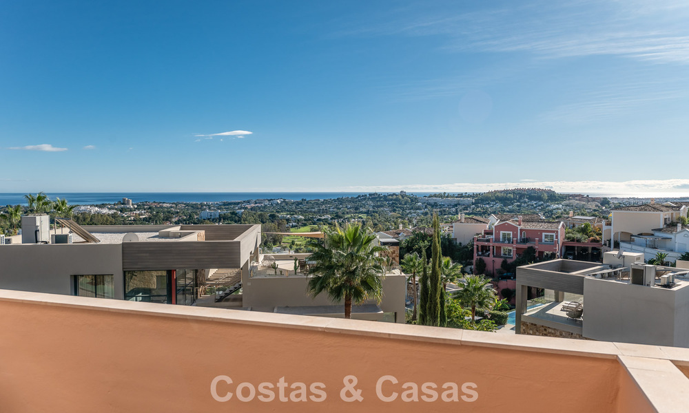 Zonnig en ruim hoekappartement met panoramische vergezichten te koop in de heuvels van Nueva Andalucia, Marbella 779600