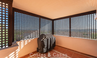 Zonnig en ruim hoekappartement met panoramische vergezichten te koop in de heuvels van Nueva Andalucia, Marbella 779606 