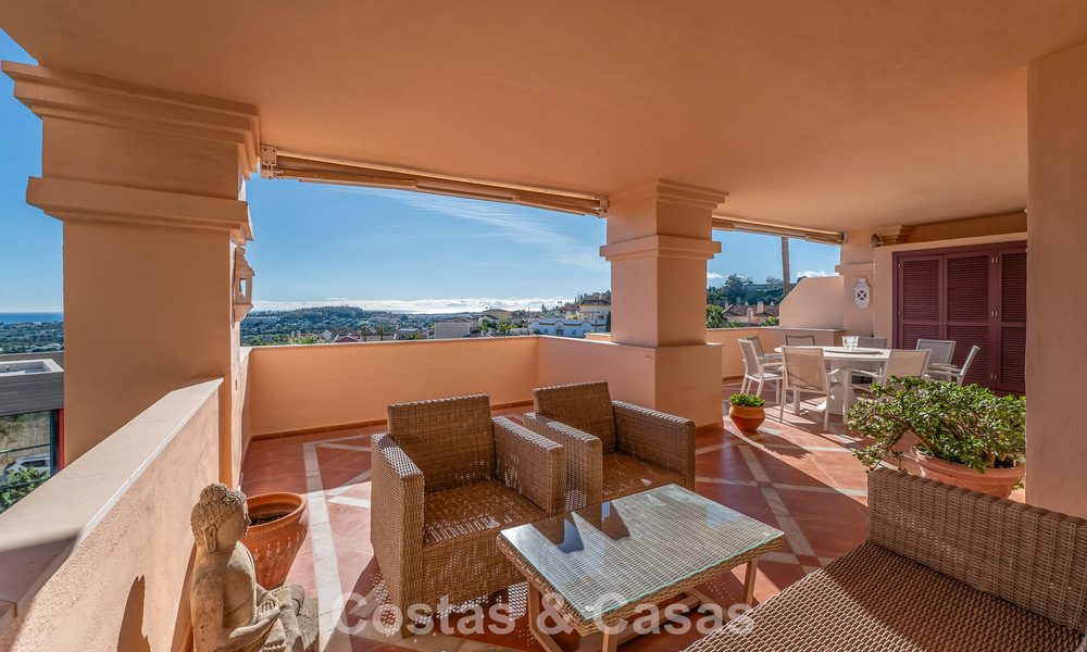 Zonnig en ruim hoekappartement met panoramische vergezichten te koop in de heuvels van Nueva Andalucia, Marbella 779607