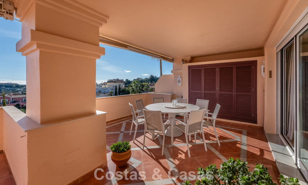 Zonnig en ruim hoekappartement met panoramische vergezichten te koop in de heuvels van Nueva Andalucia, Marbella 779608