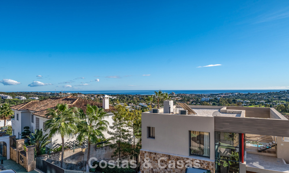 Zonnig en ruim hoekappartement met panoramische vergezichten te koop in de heuvels van Nueva Andalucia, Marbella 779609