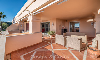 Zonnig en ruim hoekappartement met panoramische vergezichten te koop in de heuvels van Nueva Andalucia, Marbella 779610 