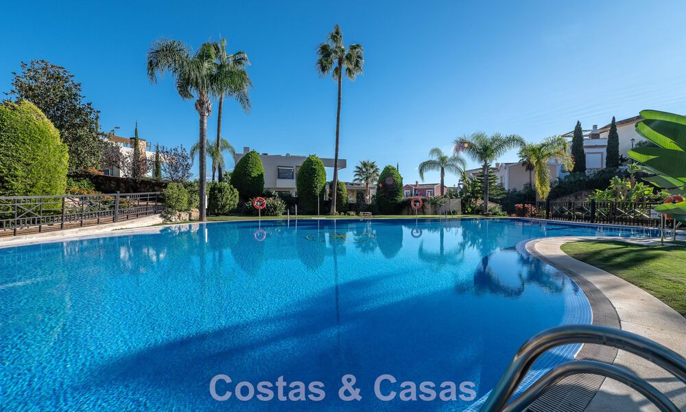 Zonnig en ruim hoekappartement met panoramische vergezichten te koop in de heuvels van Nueva Andalucia, Marbella 779622