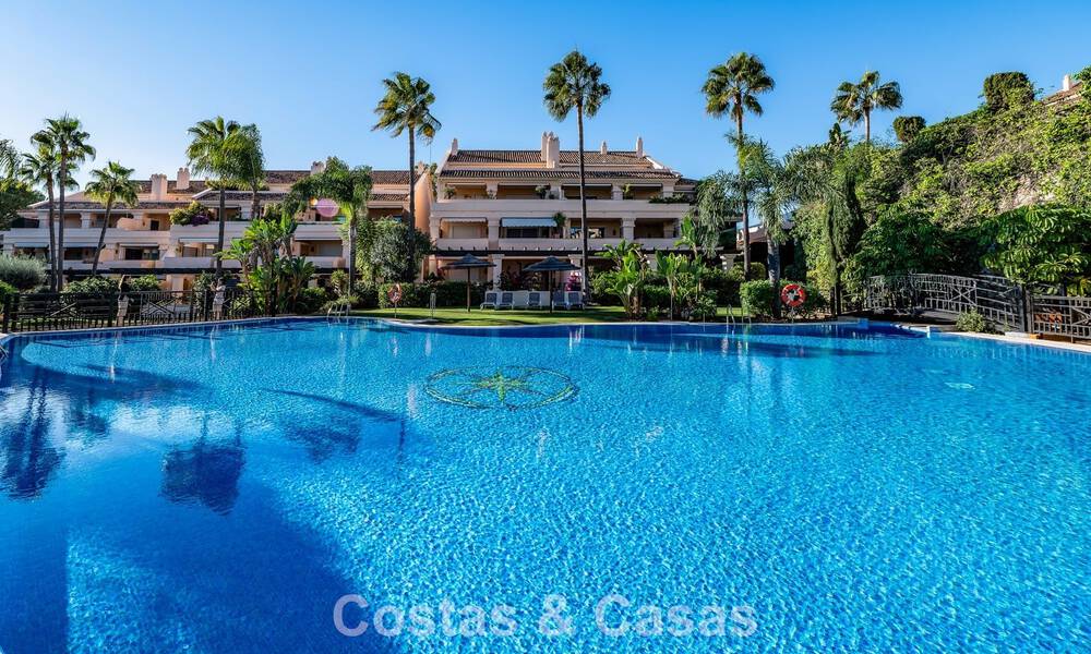 Zonnig en ruim hoekappartement met panoramische vergezichten te koop in de heuvels van Nueva Andalucia, Marbella 779626