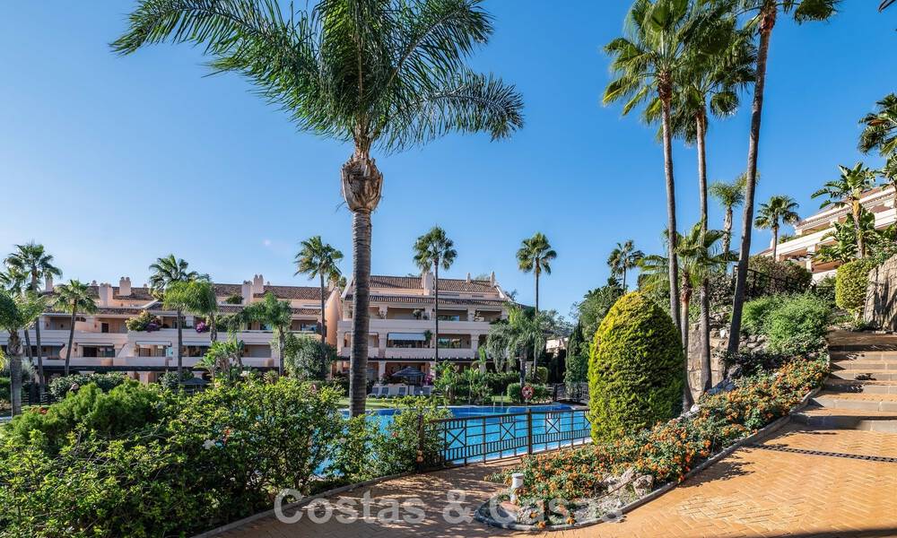 Zonnig en ruim hoekappartement met panoramische vergezichten te koop in de heuvels van Nueva Andalucia, Marbella 779627