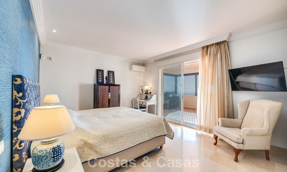Zonnig en ruim hoekappartement met panoramische vergezichten te koop in de heuvels van Nueva Andalucia, Marbella 779628
