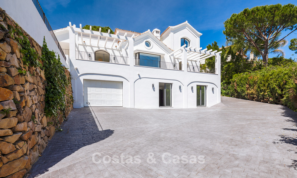 Prestigieus gerenoveerde villa te koop in de geprefereerde, gated urbanisatie van El Madroñal in Marbella - Benahavis 779534