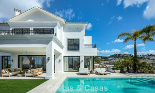 Royale villa met luxueus, mediterrane architectuur te koop, grenzend aan de golfbaan in Marbella - Benahavis 779649 