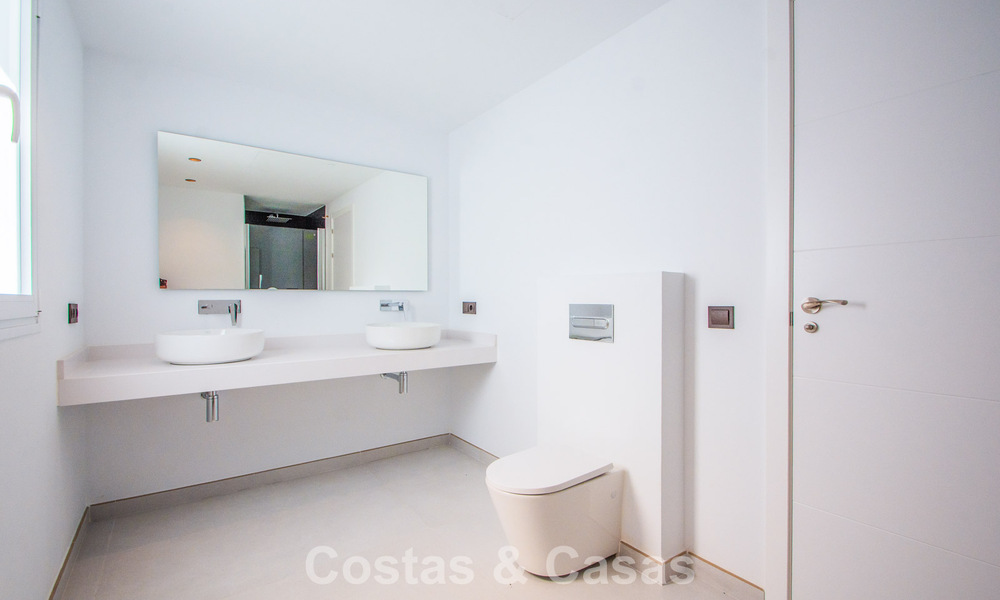 Ruime villa met een moderne, mediterrane bouwstijl te koop ten oosten van Marbella centrum 779849