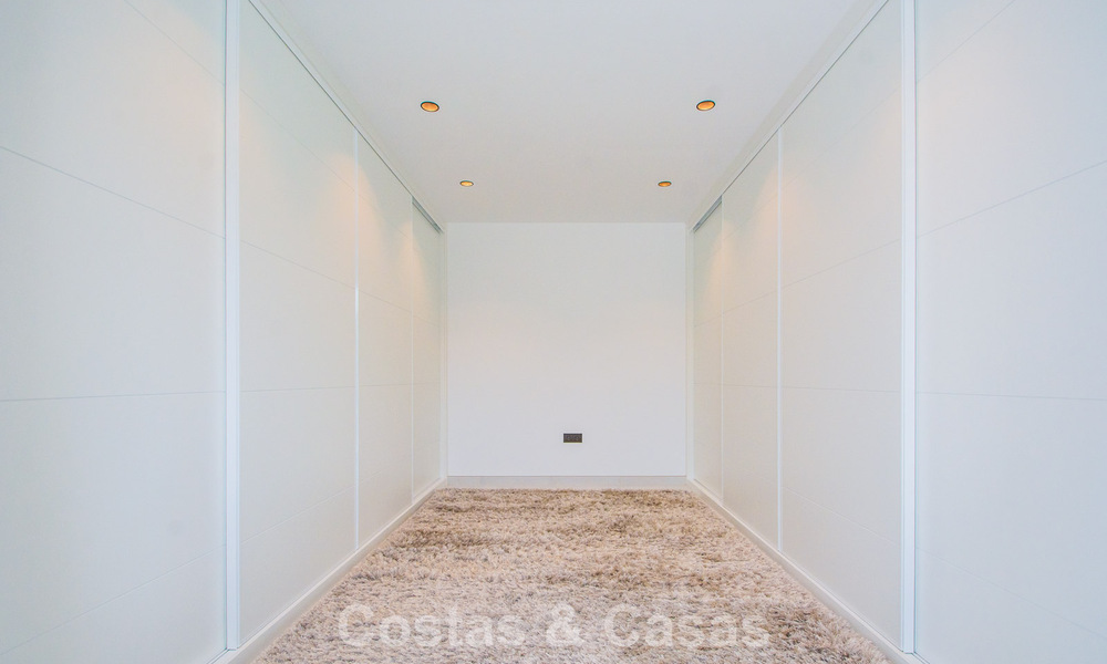 Ruime villa met een moderne, mediterrane bouwstijl te koop ten oosten van Marbella centrum 779852