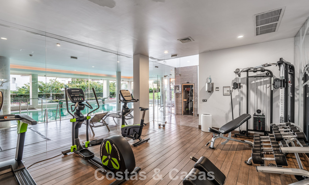 Eigentijds appartement met panoramisch golf- en zeezicht te koop in Marbella - Benahavis 779774