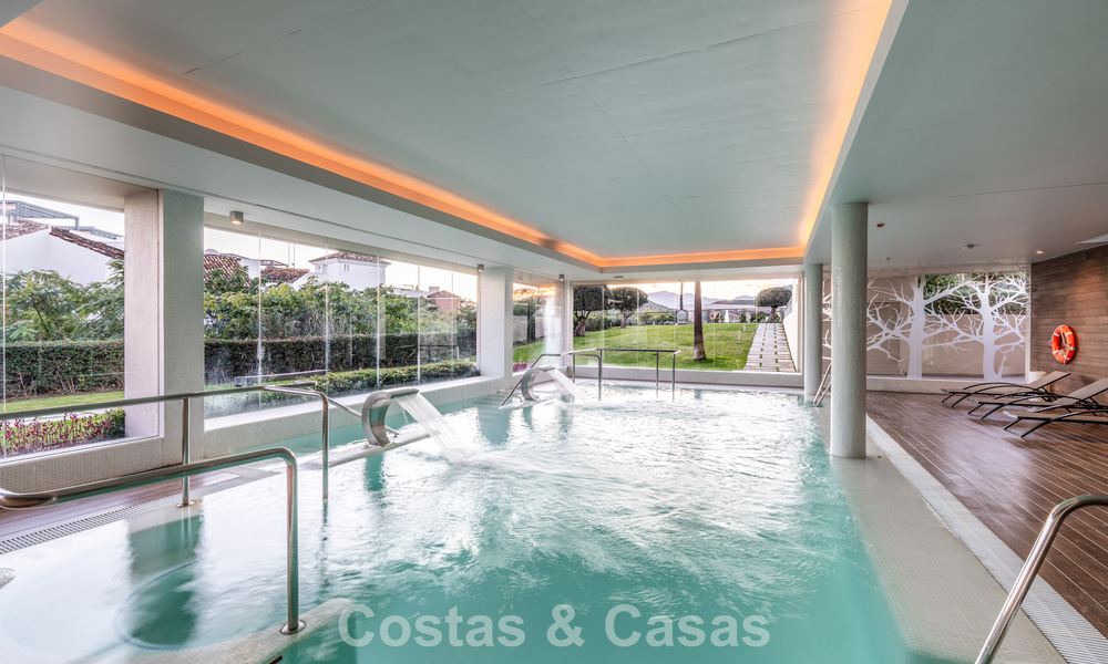 Eigentijds appartement met panoramisch golf- en zeezicht te koop in Marbella - Benahavis 779775