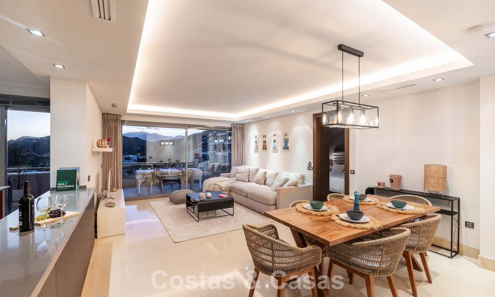 Eigentijds appartement met panoramisch golf- en zeezicht te koop in Marbella - Benahavis 779779