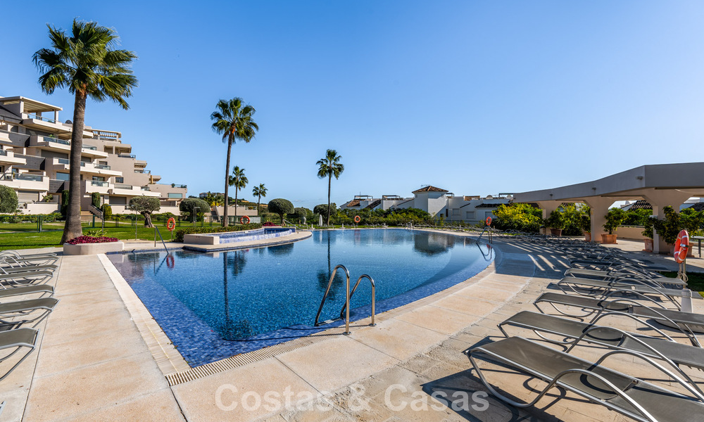 Eigentijds appartement met panoramisch golf- en zeezicht te koop in Marbella - Benahavis 779785